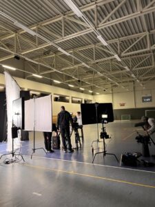 Eine Filmcrew in einer Turnhalle